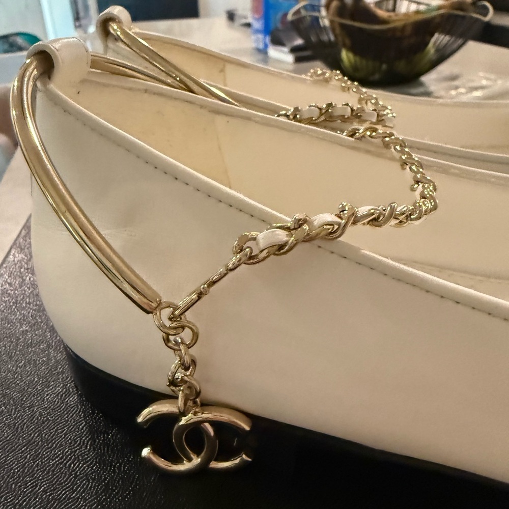 CHANEL Cream Leather Flats with Black Patent Cap-Toe and Gold Chain Strap - Picture 2 of 6